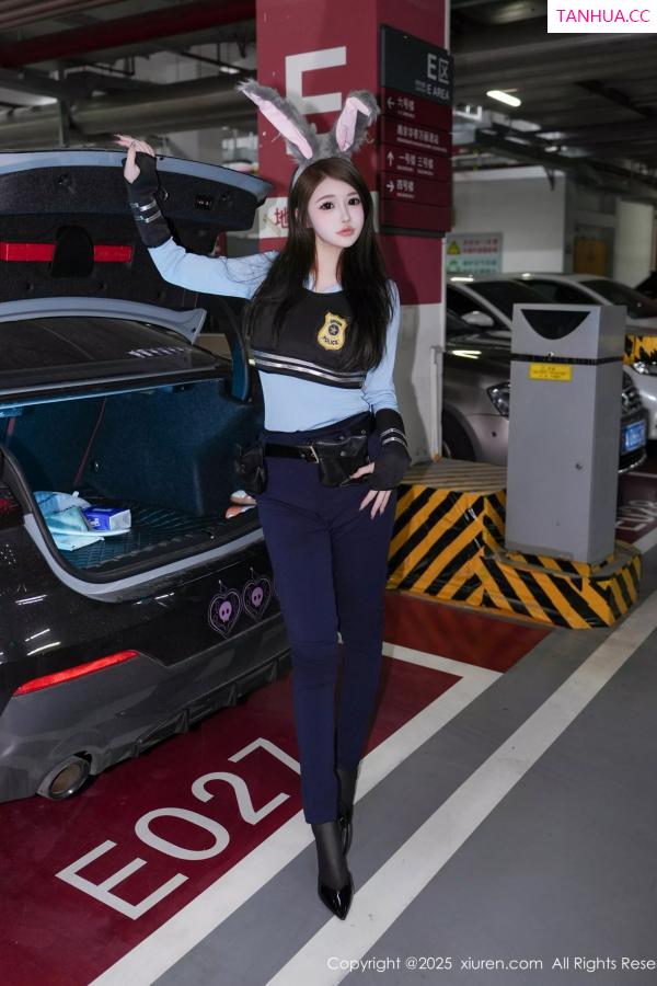 甜妮  [XiuRen]高清写真图 2025.04.16 No.10158 甜妮 制服诱惑第13张图片